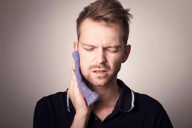 ES DOLOROSO DESTAPAR LOS IMPLANTES DENTALES ES DOLOROSO DESTAPAR LOS IMPLANTES DENTALES