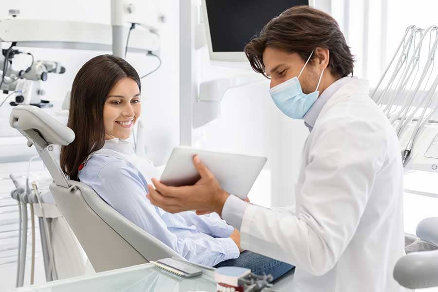 Mal aliento por la mañana? ¡Consulta con tu dentista! - Clínica Dental Los  Valles